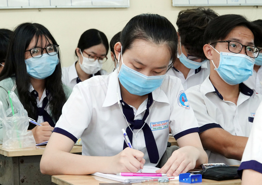 Lớp 12, bước vào tuổi 18, học sinh đủ tuổi chịu trách nhiệm về các hành động của mình Lớp 12, bước vào tuổi 18, học sinh đủ tuổi chịu trách nhiệm về các hành động của mình