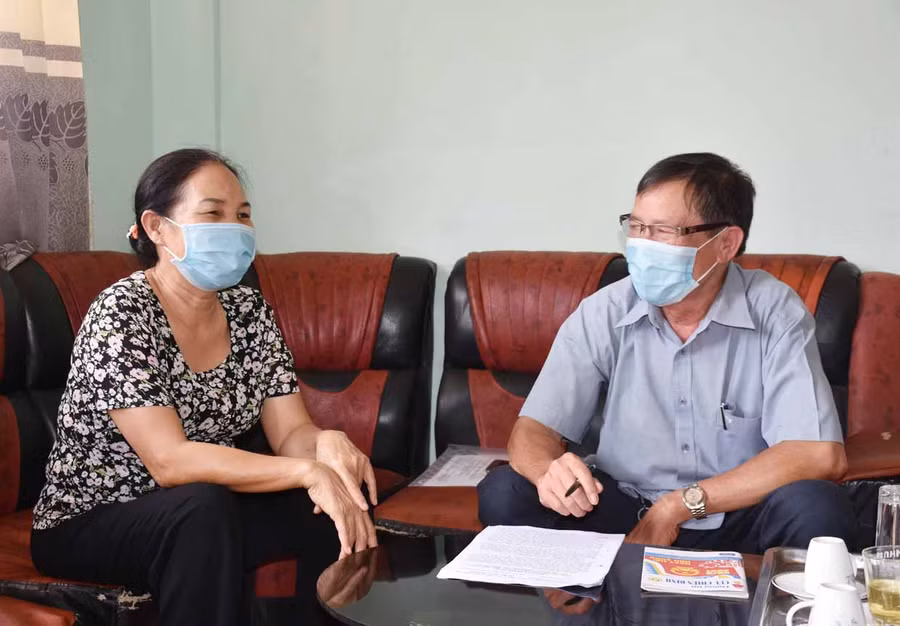 Ông Hoàng Anh Bắc luôn tận tụy với công việc của Hội Nạn nhân chất độc da cam/dioxin thị trấn Chư Sê. Ảnh: Trần Dung