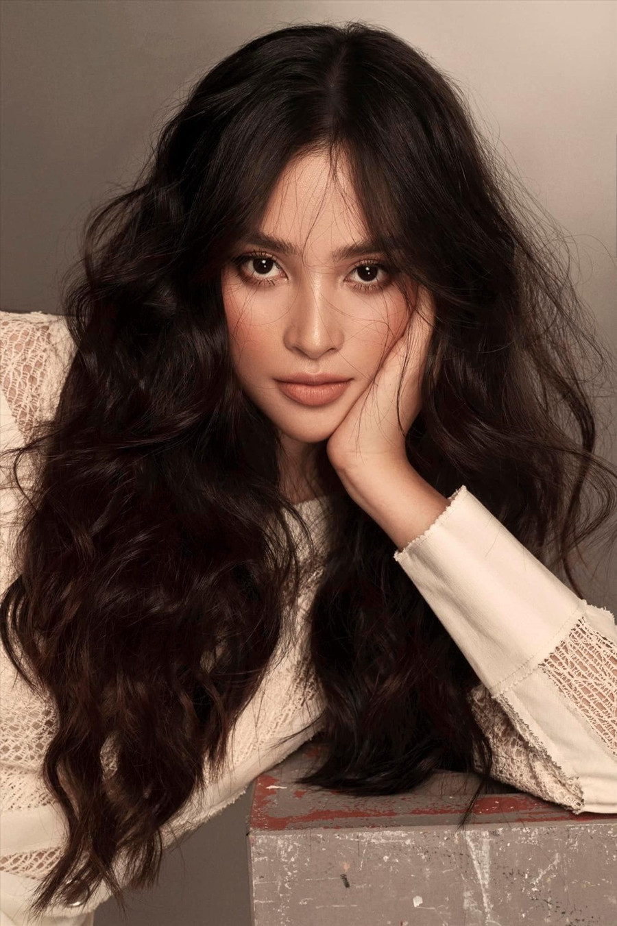 Với sự nóng bỏng, gương mặt mang nét lai tây và thần thái ngày càng chuyên nghiệp, Hoa hậu Tiểu Vy sẽ là một đối thủ nặng ký nếu đại diện Việt Nam tham dự Miss Grand International 2021. Ảnh: Sen Vàng.