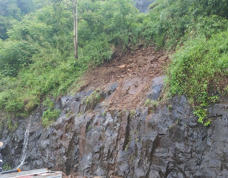 Địa điểm sạt lở trên vách núi khiến hàng tấn đất đá tràn xuống đường trên đèo Bảo Lộc. Ảnh: T.D