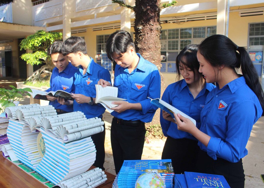 Chương trình phát động phong trào đọc sách trong thư viện nhà trường do Tỉnh Đoàn tổ chức ngày 13-4 được đông đảo học sinh hưởng ứng, tham gia. Ảnh: Phan Lài