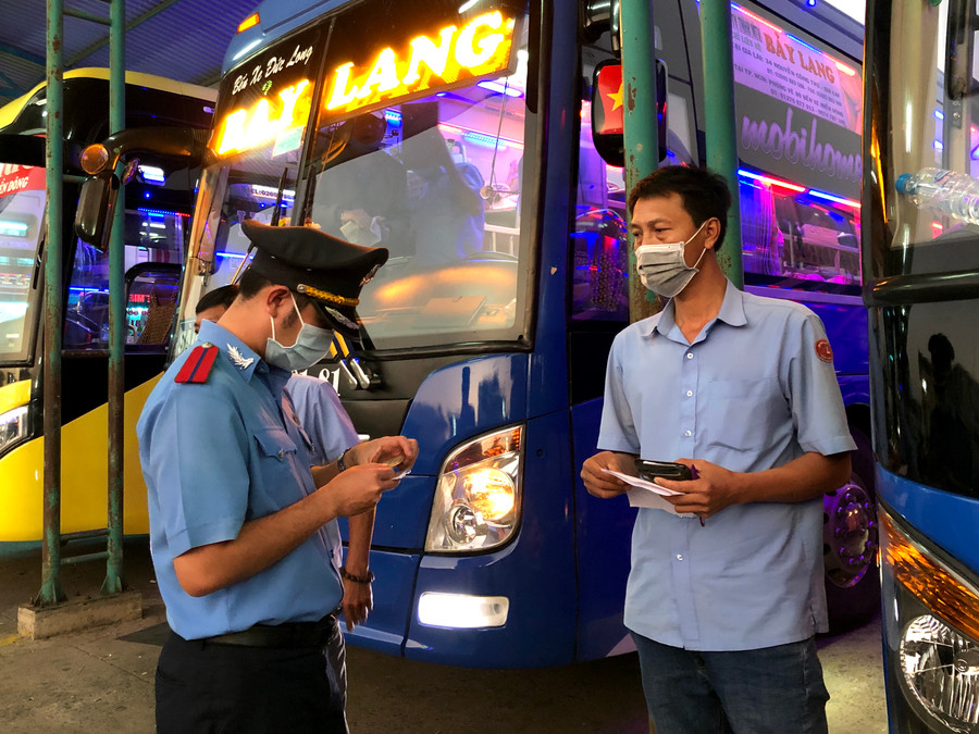 Thanh tra Sở Giao thông-Vận tải tỉnh Gia Lai kiểm tra điều kiện người lái của tài xế trước giờ xe khởi hành. Ảnh: Lê Hòa Thanh tra Sở Giao thông-Vận tải tỉnh Gia Lai kiểm tra điều kiện người lái của tài xế trước giờ xe khởi hành. Ảnh: Lê Hòa