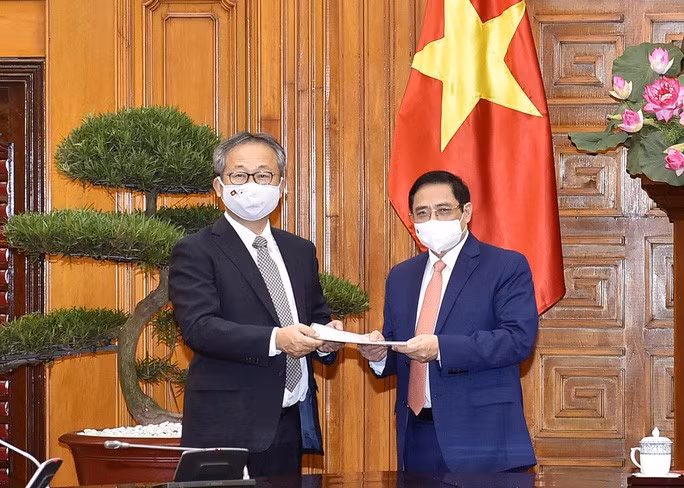 Đại sứ Nhật Bản chuyển thông điệp của Thủ tướng Nhật Bản Suga Yoshihide gửi Thủ tướng Chính phủ Phạm Minh Chính về việc Chính phủ Nhật Bản quyết định hỗ trợ Việt Nam 1 triệu liều vắc-xin để phòng chống Covid-19 - Ảnh: VGP