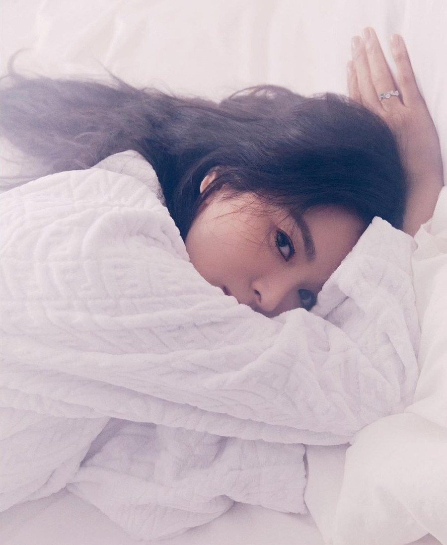 Hồi giữa tháng 6, một số hình ảnh nữ diễn viên trong Now, We Are Breaking Up làm fan phấn khích.Trong Now, We Are Breaking Up, Song Hye Kyo hóa thân thành Ha Young Eun, trưởng nhóm thiết kế của một công ty thời trang nổi tiếng với vẻ ngoài xinh đẹp, thời thượng lại sở hữu bộ óc thông minh, nhạy bén. Vợ cũ của Song Joong Ki đóng cặp với mỹ nam Jang Ki Yong. ẢNH: ELLE SINGAPORE