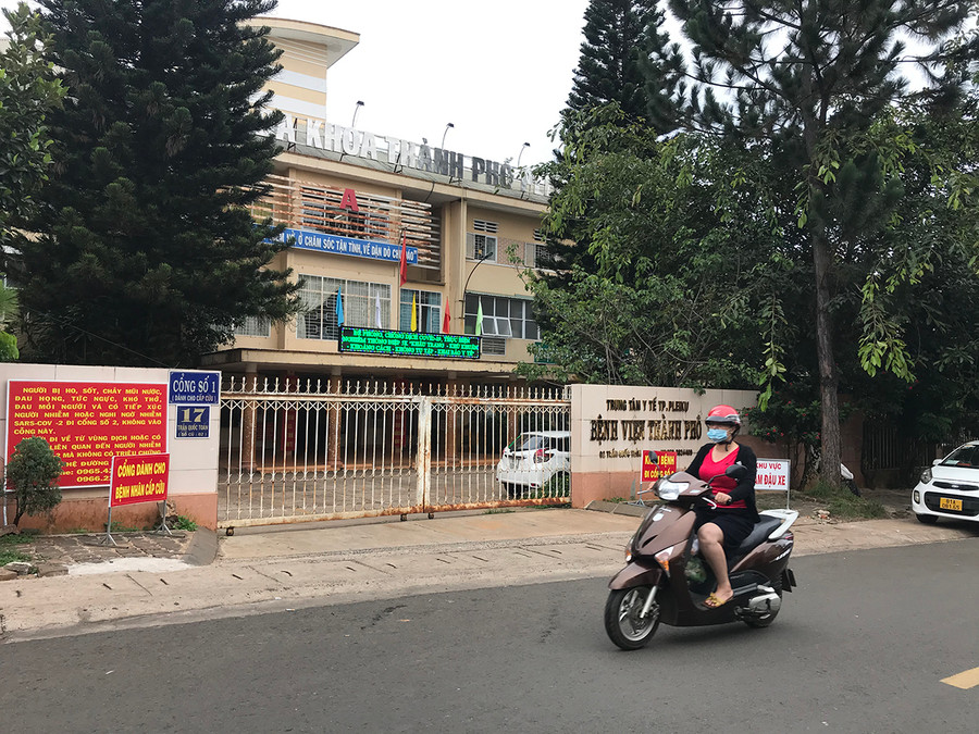  Anh H. được đưa đi cấp cứu ở Bệnh viện Đa khoa TP. Pleiku trong tình trạng nguy kịch. Ảnh: Văn Ngọc