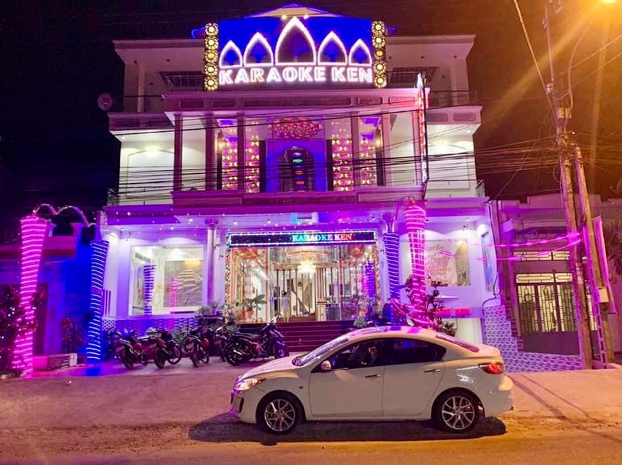 Các doanh nghiệp, cơ sở kinh doanh karaoke, massage, quán bar, vũ trường tại tỉnh Gia Lai tạm dừng hoạt động để phòng-chống dịch Covid-19. Ảnh: Như Ý