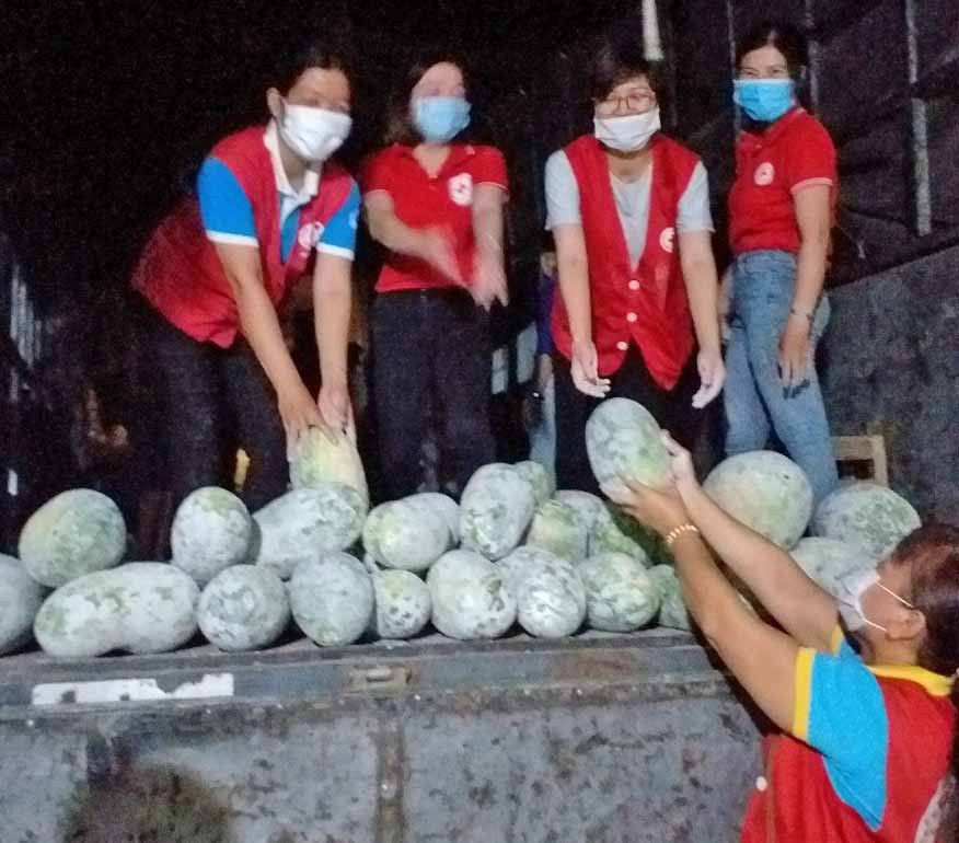 Tổ chức “Chuyến xe nghĩa tình” hỗ trợ người dân TP. Hồ Chí Minh. Ảnh: Hồng Ngọc