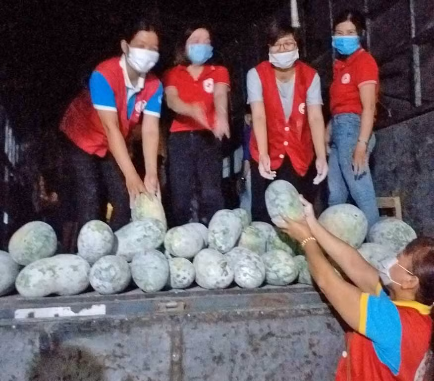 Tổ chức “Chuyến xe nghĩa tình” hỗ trợ người dân TP. Hồ Chí Minh. Ảnh: Hồng Ngọc