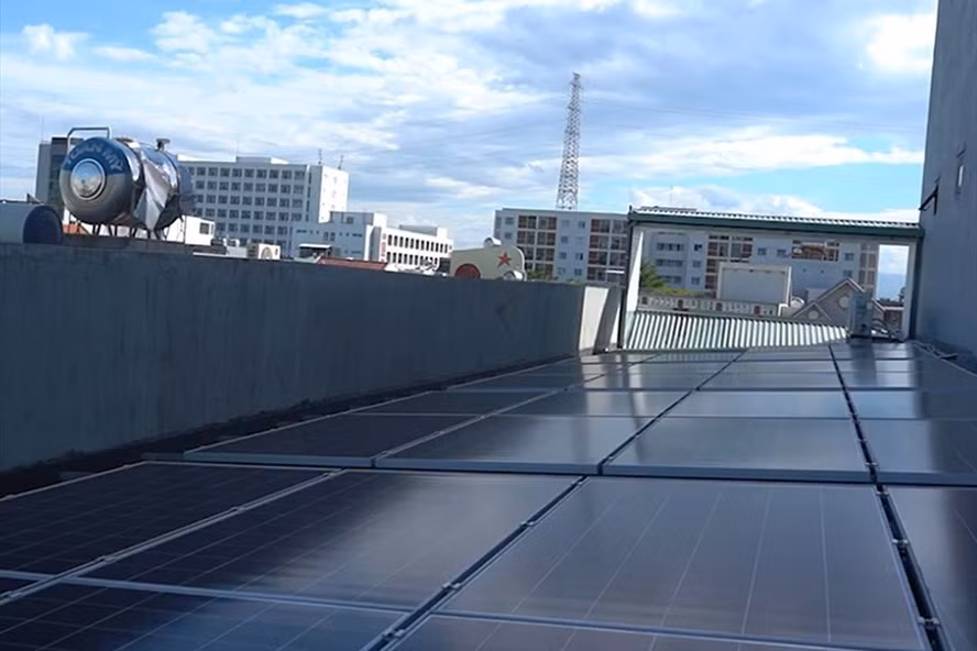 Một dự án điện mặt trời áp mái ở Đà Nẵng. Ảnh: TMHL. Một dự án điện mặt trời áp mái ở Đà Nẵng. Ảnh: TMHL.