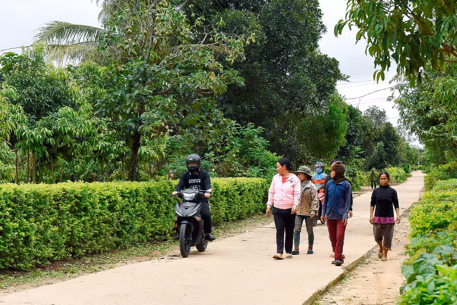 1+4. Hiện nay, các tuyến đường giao thông từ huyện Mang Yang đến trung tâm xã Đak Ta Ley đã được nhựa hóa; đường trục thôn trong xã 21 km được cứng hóa bằng bê tông xi măng. (theo chị dùng ảnh 4)