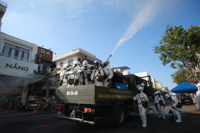  Binh chủng Hóa học - Bộ Quốc phòng thực hiện phun hóa chất khử khuẩn trên trục đường Lê Duẩn vào chiều 20-6