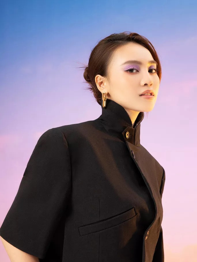 Với cách trang điểm khác lạ, Lan Ngọc cũng mang đến hình ảnh mới với công chúng