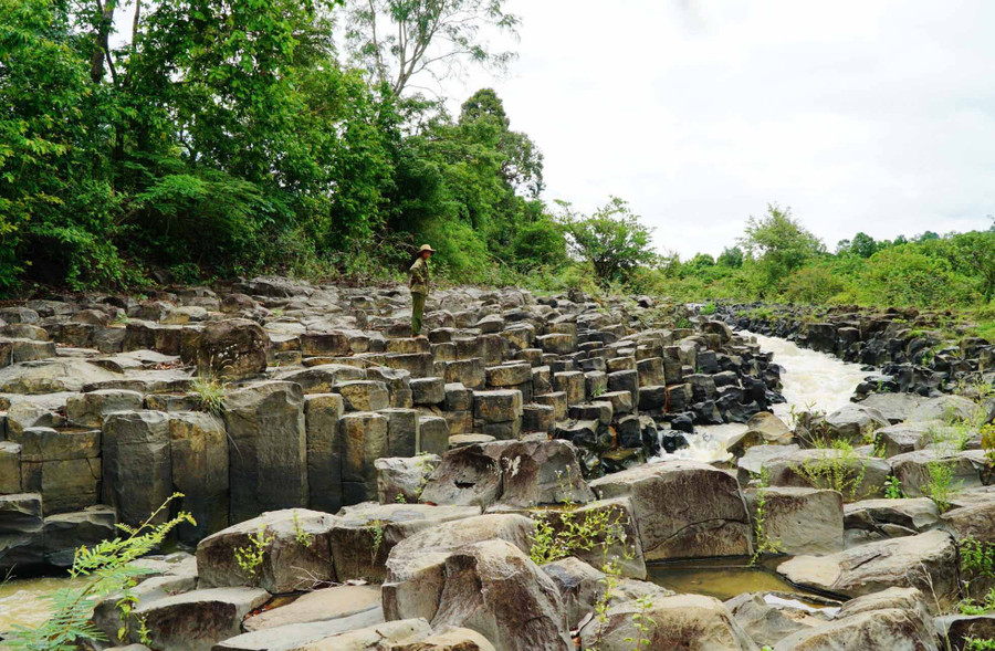 Suối đá triệu năm ở làng Vân (thị trấn Ia Ly, huyện Chư Păh). Ảnh: N.Q.T