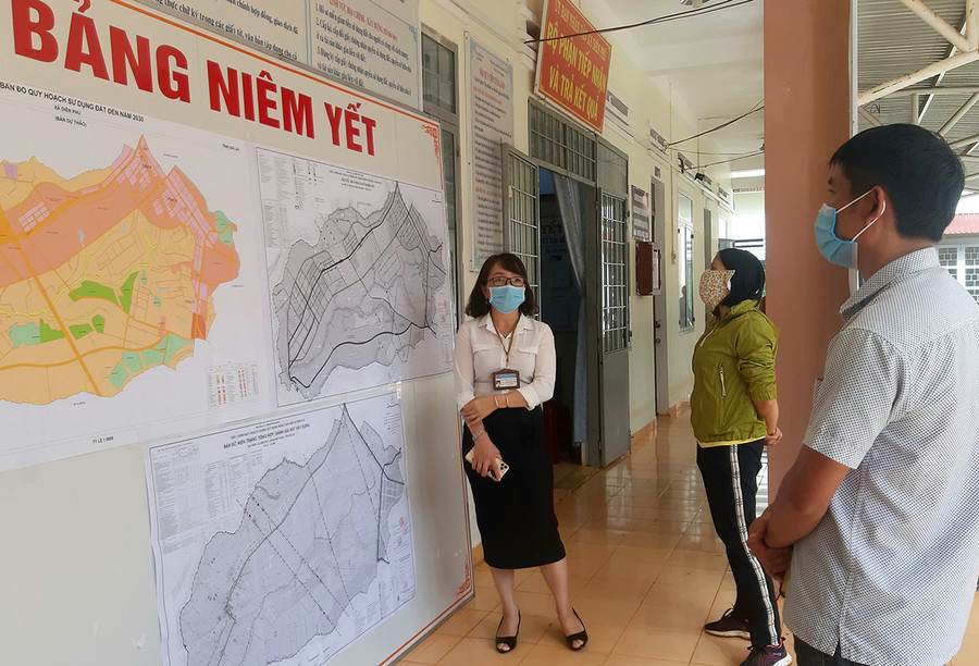  Việc UBND xã Diên Phú niêm yết công khai bản đồ quy hoạch sử dụng đất trên địa bàn giúp người dân nắm bắt thông tin, thuận lợi trong các mua bán đất trên địa bàn. Ảnh: Minh Nguyễn