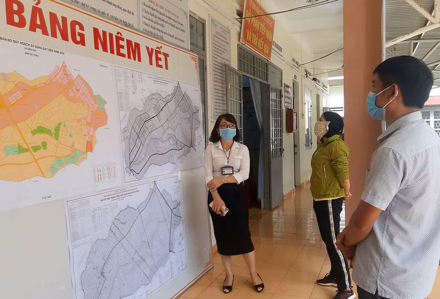  Việc UBND xã Diên Phú niêm yết công khai bản đồ quy hoạch sử dụng đất trên địa bàn giúp người dân nắm bắt thông tin, thuận lợi trong các mua bán đất trên địa bàn. Ảnh: Minh Nguyễn