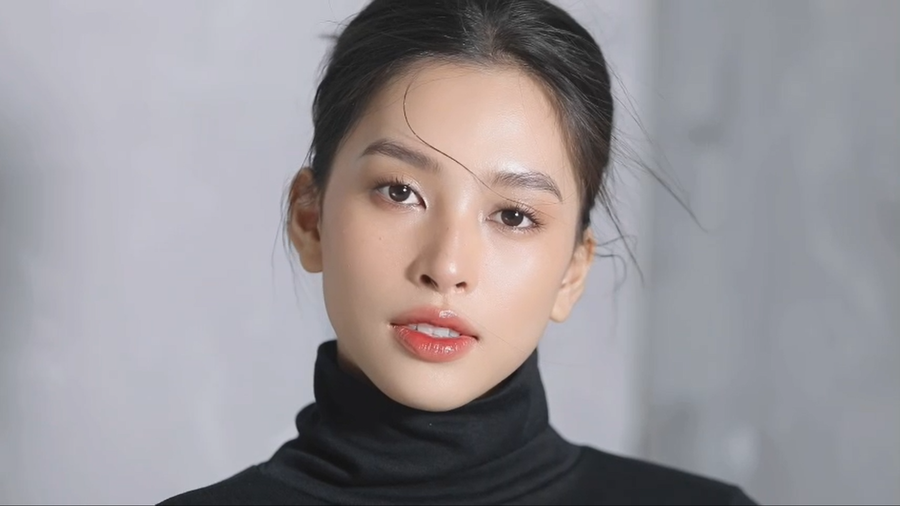 Tiểu Vy chọn cách trang điểm tự nhiên, khoe vẻ dịu dàng, trong trẻo của cô gái tuổi đôi mươi. Mái tóc đen được búi gọn làm nổi bật đường nét thanh tú trên gương mặt. ẢNH: NVCC