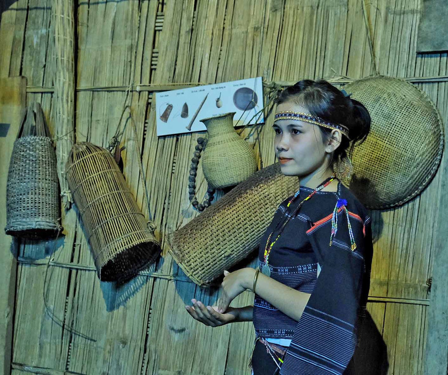 Đinh Thị Sơm-hướng dẫn viên tại Làng Du lịch cộng đồng Mơ Hra (huyện Kbang) phải tạm xa công việc hướng dẫn, vào TP.Hồ Chí Minh để mưu sinh