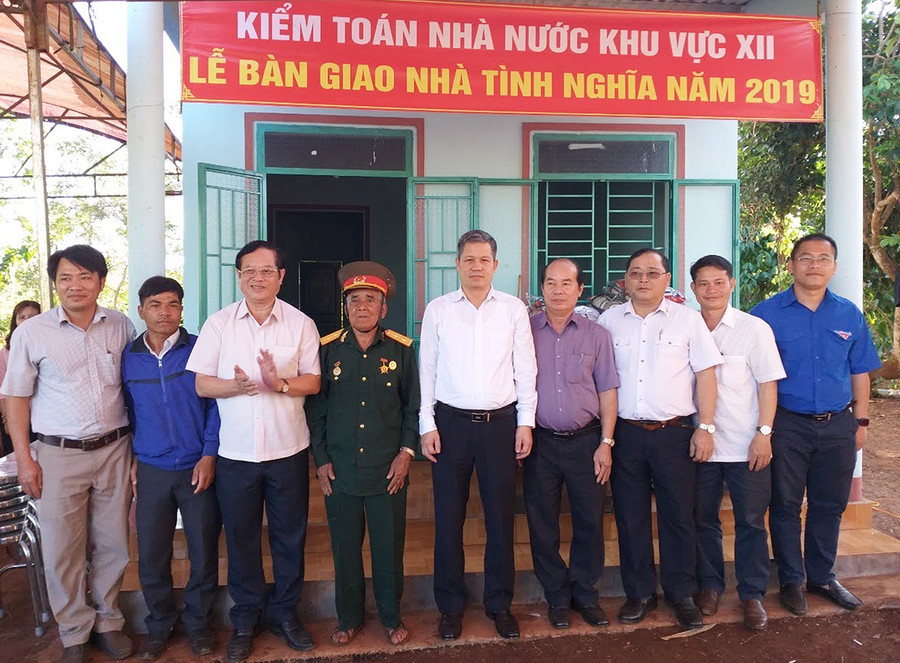 Kiểm toán Nhà nước khu vực XII trao nhà tình nghĩa cho người dân tại huyện Chư Sê. Ảnh: Phạm Văn Học