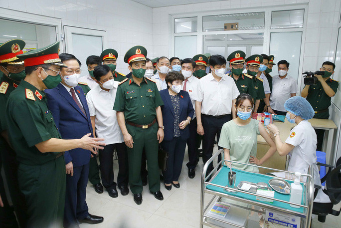 Chủ tịch Quốc hội Vương Đình Huệ tham quan phòng thí nghiệm nghiên cứu, sản xuất vắc-xin thuộc Học viện Quân y - Ảnh: Thành Chung  Chủ tịch Quốc hội Vương Đình Huệ tham quan phòng thí nghiệm nghiên cứu, sản xuất vắc-xin thuộc Học viện Quân y - Ảnh: Thành Chung