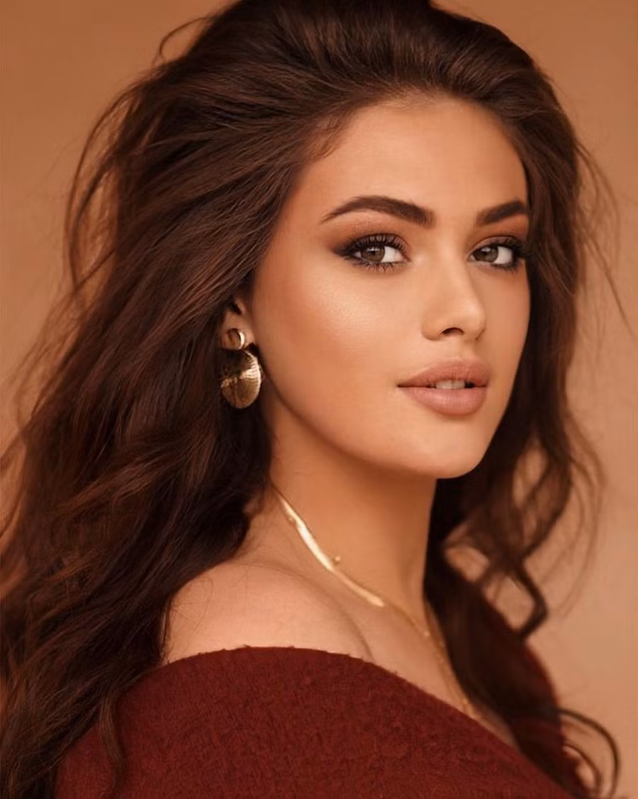 Maya Albert gây thương nhớ với mái tóc nâu bồng bềnh và mang vẻ đẹp nồng nàn, quyến rũ. Đôi mắt to cuốn hút cùng bờ môi đầy đặn, gợi cảm trở thành điểm nhấn trên gương mặt mỹ nhân 9X. ẢNH: INSTAGRAM NV