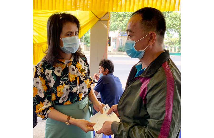  Bà Rcom Sa Duyên-Giám đốc Sở Lao động Thương binh và Xã hội tỉnh trao tiền hỗ trợ cho gia đình cháu Nguyễn Hoàng Minh Tâm. Ảnh: Như Nguyện