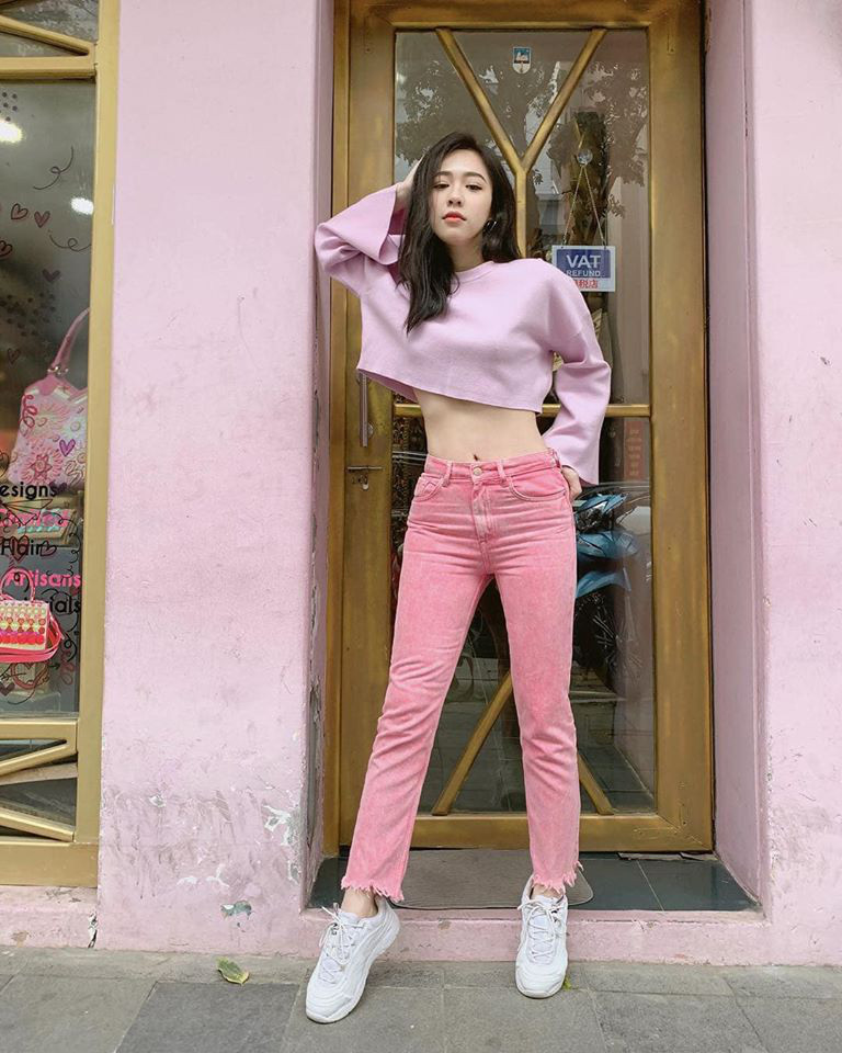 Phong cách thời trang đời thường cá tính không kém phần gợi cảm của mỹ nhân VTV. (Ảnh: FBNV)