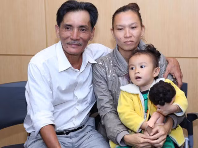 Gia đình nhỏ của nghệ sỹ Thương Tín mấy năm trước (Ảnh: Internet)Thương Tín từng là một nghệ sĩ phong lưu, tiêu tiền không tiếc tay, thậm chí ông chia sẻ việc tiêu vài ba cây vàng trong một ngày là điều bình thường.