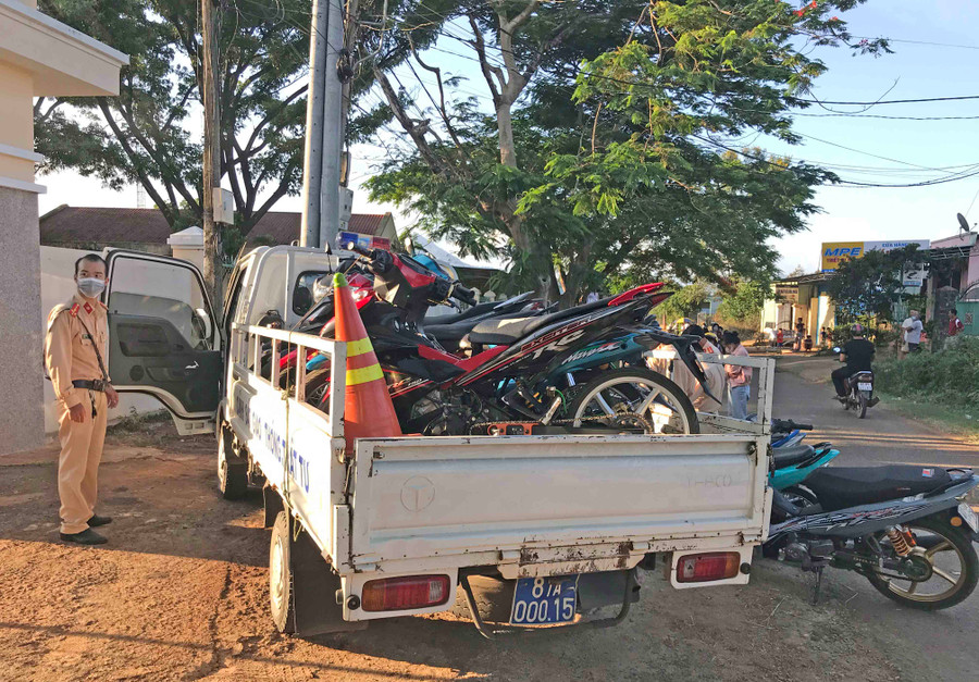 Công an TP. Pleiku tạm giữ một số xe độ chế ở bãi dê xã Tân Sơn trong ngày 27-6. Ảnh: Lê Văn Ngọc