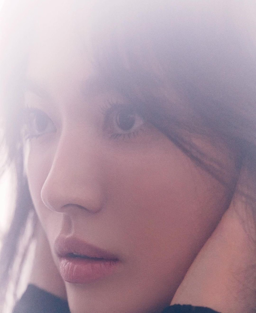 Trong số tháng 7 này, Elle Singapore chia sẻ lại hành trình Song Hye Kyo nổi tiếng từ vai diễn trong Trái tim mùa thu cho đến nay. Qua 25 năm vào nghề, nữ nghệ sĩ ngày càng tỏa sáng qua loạt phim Ngôi nhà hạnh phúc, Một cho tất cả, Gió mùa đông năm ấy, Hwang Jin Yi, Hậu duệ mặt trời… ẢNH: ELLE SINGAPORE