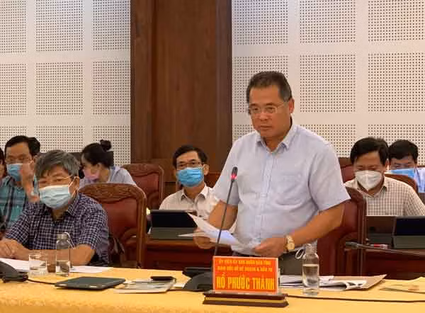 Đồng chí Hồ Phước Thành-Giám đốc Sở Kế hoạch và Đầu tư báo cáo tóm tắt bảng xếp hạng DDCI và PCI năm 2020