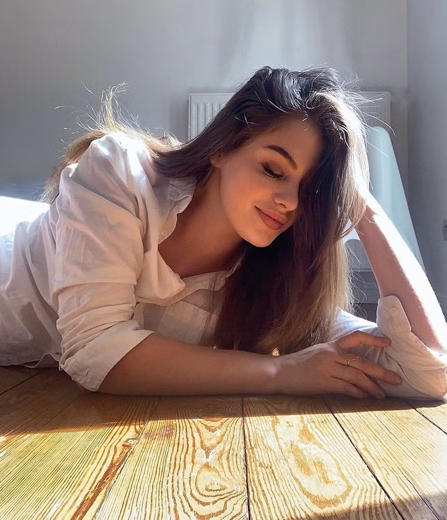 Hoa hậu nước Pháp theo đuổi phong cách thanh lịch, nữ tính nhưng không kém phần quyến rũ. Cô chia sẻ mình là người dịu dàng, nhạy cảm, thích chăm sóc bản thân và quan tâm đến mọi người xung quanh. ẢNH: INSTAGRAM NV