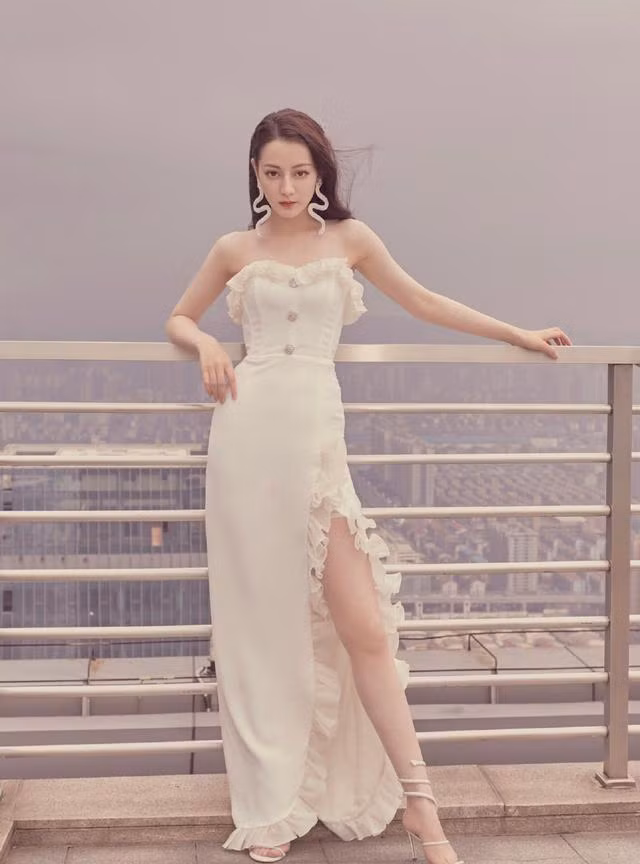 Địch Lệ Nhiệt Ba khiến công chúng bất ngờ khi xuất hiện với ngoại hình, vóc dáng nổi bật trong chiếc váy trắng cúp ngực trang nhã, thanh lịch. Chất liệu mỏng manh của chiếc váy trắng giúp mỹ nhân Tân Cương khoe trọn hình thể yêu kiều,tỏa sáng thu hút mọi ánh nhìn.