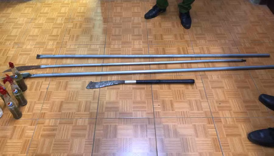 Nhiều dao tự chế dài cùng chai thủy tinh đựng xăng và cát bị lực lượng Công an thu giữ