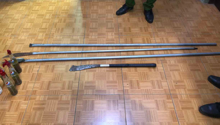 Nhiều dao tự chế dài cùng chai thủy tinh đựng xăng và cát bị lực lượng Công an thu giữ