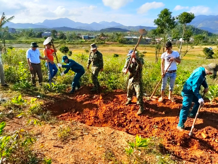 Lực lượng vũ trang huyện Mang Yang giúp nhân dân cải tạo vườn tạp. Ảnh: Vĩnh Hoàng