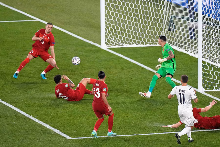 Pha đá phản lịch sử của Merih Demiral - Ảnh: AFP