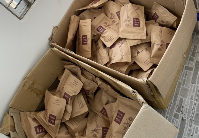  Bên trong hàng trăm túi giấy in mác 