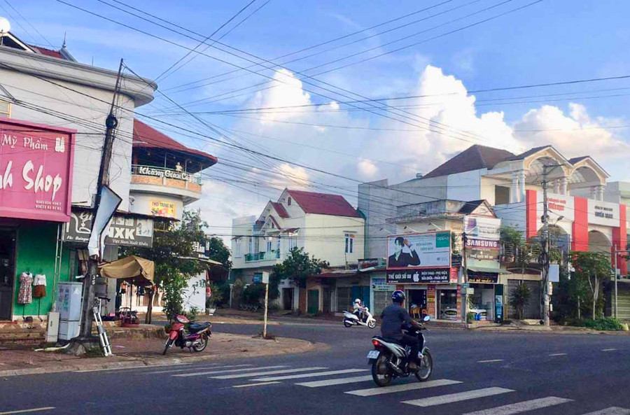 Mặc dù tình hình dịch Covid-19 diễn biến khá phức tạp và khó lượng, nhưng hoạt động thương mại, công nghiệp, tiểu thủ công nghiệp trên địa bàn huyện phát triển ổn định