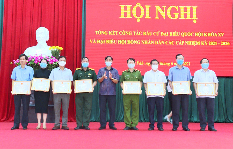  Ông Trần Minh Sơn - Bí thư Huyện ủy, Chủ tịch Ủy ban Bầu cử huyện Chư Păh tặng giấy khen cho các tập thể, cá nhân có thành tích xuất sắc trong công tác bầu cử. Ảnh: Linh Chi