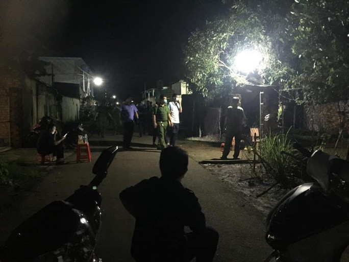 Cơ quan chức năng tại hiện trường vụ án mạng Cơ quan chức năng tại hiện trường vụ án mạng