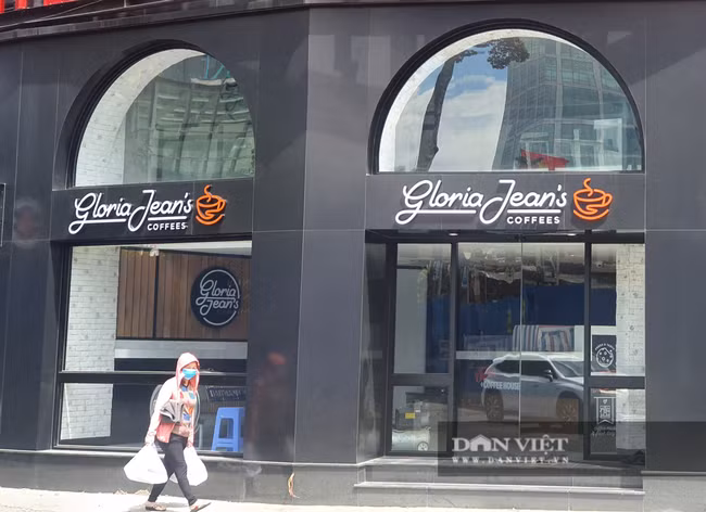  Cửa hàng Gloria Jean's Coffees do Tập đoàn Nova quản lý chờ ngày khai trương tại TP.HCM. Ảnh: Hồng Phúc.