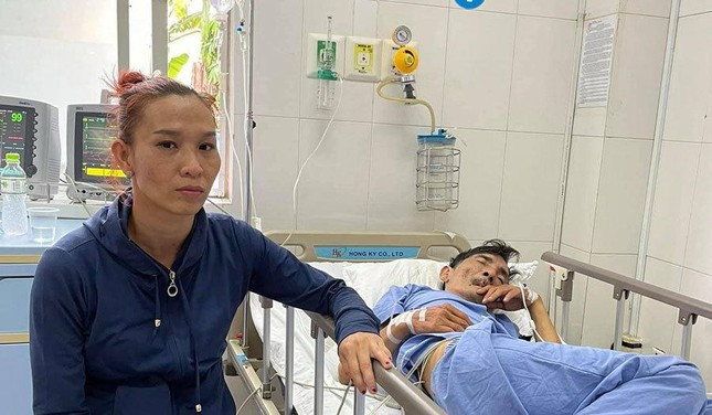 Vợ Thương Tín bên giường bệnh trong những ngày Thương Tín nhập viện vì đột quỵ. (Ảnh: Internet)