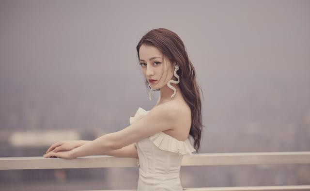 Để phá vỡ sự đơn điệu, phần cổ và viền váy của chiếc váy được trang trí bằng đường bèo nhún lá sen vừa tinh tế, trang nhã lại vừa thêm chút duyên dáng, nữ tính. Vừa tôn được làn da trắng mịn không tỳ vết mang đến vẻ đẹp hoàn hảo của Địch Lệ Nhiệt Ba.