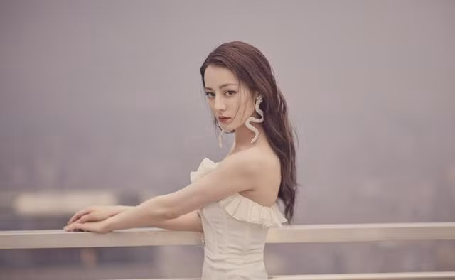 Để phá vỡ sự đơn điệu, phần cổ và viền váy của chiếc váy được trang trí bằng đường bèo nhún lá sen vừa tinh tế, trang nhã lại vừa thêm chút duyên dáng, nữ tính. Vừa tôn được làn da trắng mịn không tỳ vết mang đến vẻ đẹp hoàn hảo của Địch Lệ Nhiệt Ba.