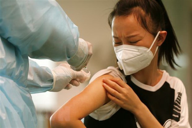 Nhân viên y tế tiêm vaccine phòng COVID-19 cho người dân tại Phnom Penh, Campuchia. (Ảnh: THX/TTXVN) Nhân viên y tế tiêm vaccine phòng COVID-19 cho người dân tại Phnom Penh, Campuchia. (Ảnh: THX/TTXVN)