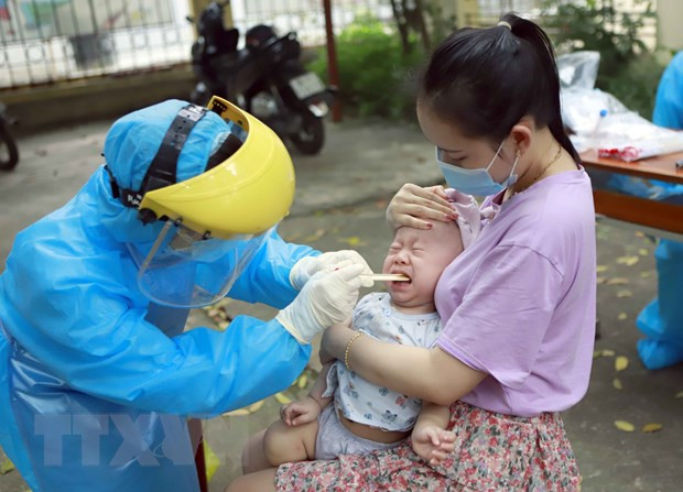  Lấy dịch họng hầu xét nghiệm COVID-19 cho một em bé. (Ảnh minh hoạ: Hoàng Hùng/TTXVN)