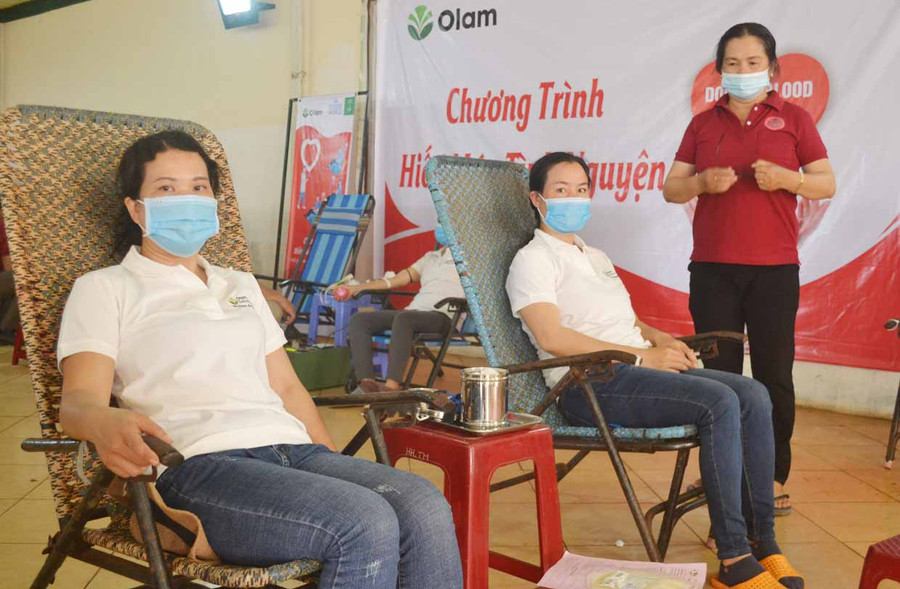 Phụ nữ làng Mơ Nú (xã Chư Á, TP. Pleiku) làm công nhân Chi nhánh Công ty TNHH Olam Gia Lai tham gia hiến máu tình nguyện. Ảnh: Hoàng Cư Phụ nữ làng Mơ Nú (xã Chư Á) làm công nhân Chi nhánh Công ty TNHH Olam Gia Lai tham gia hiến máu tình nguyện. Ảnh: Hoàng Cư