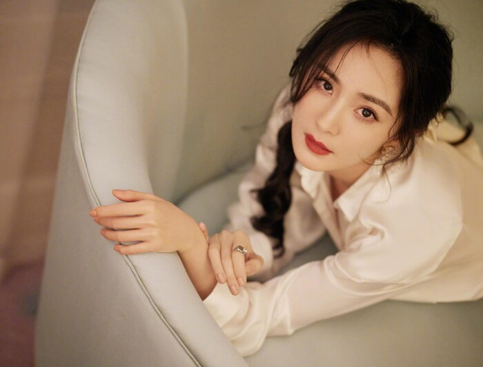 Tạo dáng với chiếc dáng e ấp, để lộ đôi mắt đẹp mơ màng cùng sống mũi cao vút, visual của Dương Mịch cuốn hút mê mệt lòng người. Tấm ảnh này được không ít blogger cùng với các trang báo nổi tiếng như QQ, Sina chia sẻ và gây xôn xao MXH.