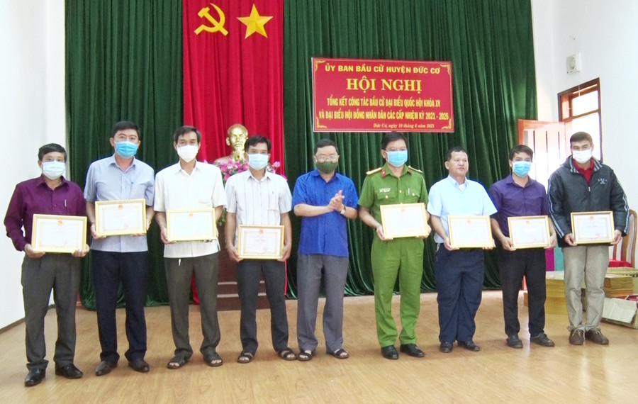  Ông Phan Quang Thái-Bí thư Huyện ủy Đức Cơ, Chủ tịch Ủy ban bầu cử huyện tặng giấy khen cho các tập thể và cá nhân. Ảnh: Lê Văn Châu 