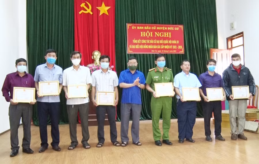  Ông Phan Quang Thái-Bí thư Huyện ủy Đức Cơ, Chủ tịch Ủy ban bầu cử huyện tặng giấy khen cho các tập thể và cá nhân. Ảnh: Lê Văn Châu 